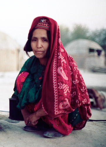 photo of Afghan woman on bread oven